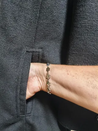 Abrigo negro con botones.