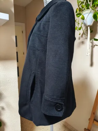 Abrigo negro con botones.