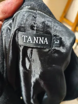 Abrigo negro con botones.