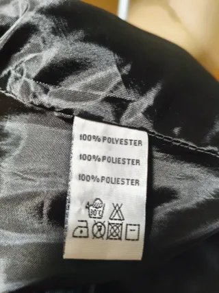 Abrigo negro con botones.