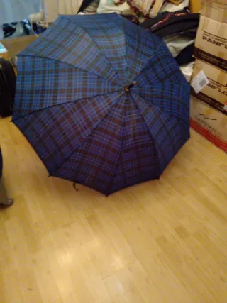 Paraguas grande negro y  demás colores.