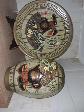 Plato y jarrón decorativos orientales