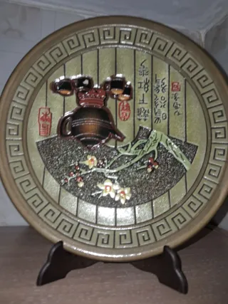 Plato y jarrón decorativos orientales