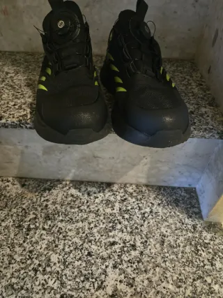 Zapatos de trabajo negros y verdes