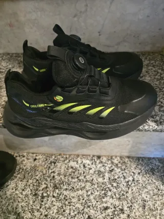 Zapatos de trabajo negros y verdes