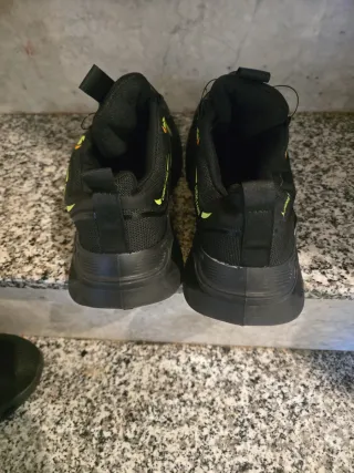 Zapatos de trabajo negros y verdes