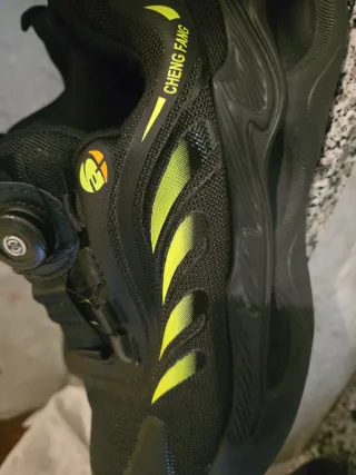 Zapatos de trabajo negros y verdes