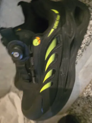 Zapatos de trabajo negros y verdes