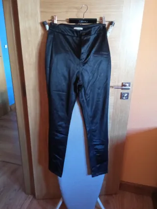 Pantalones negros efecto de raso