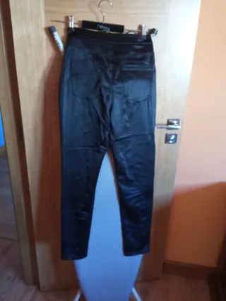 Pantalones negros efecto de raso