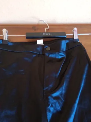 Pantalones negros efecto de raso