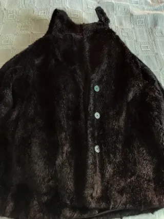 Abrigo negro de pelo sintético