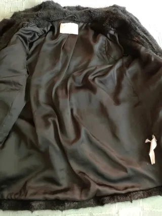 Abrigo negro de pelo sintético