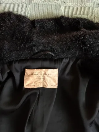 Abrigo negro de pelo sintético