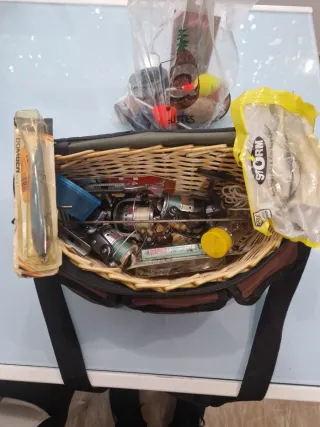 3 carretes de pesca y cesto
