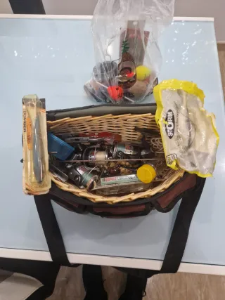 3 carretes de pesca y cesto