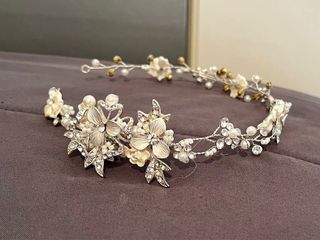 Tiara de boda plateada y blanca