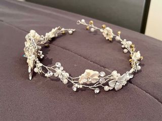 Tiara de boda plateada y blanca