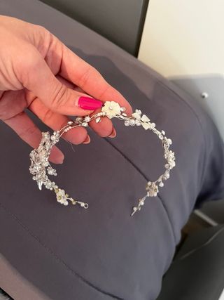 Tiara de boda plateada y blanca