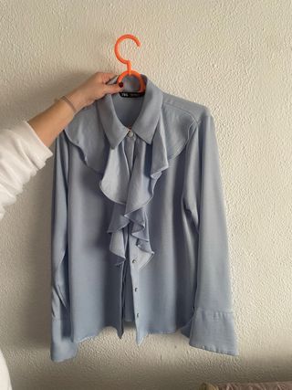Camisa Zara azul con volantes