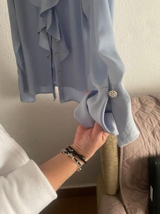 Camisa Zara azul con volantes