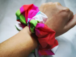 Conjunto Pulsera Monedero y Coletero Multicolor