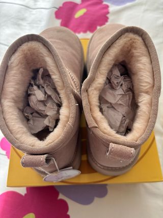 Botas calentitas beige y rosa.