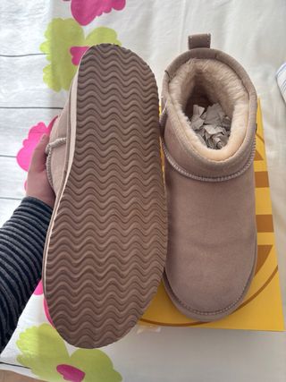 Botas calentitas beige y rosa.