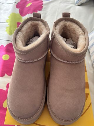 Botas calentitas beige y rosa.