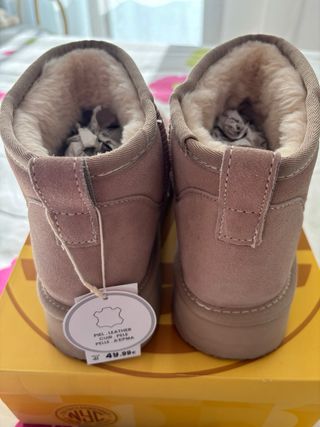 Botas calentitas beige y rosa.