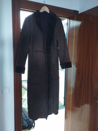 Abrigo largo marrón con forro de pelo