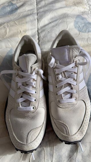 Zapatillas Adidas Beige y Blancas