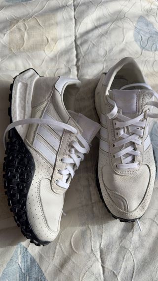 Zapatillas Adidas Beige y Blancas