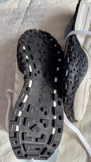 Zapatillas Adidas Beige y Blancas