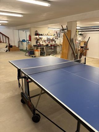 Mesa de ping pong azul con ruedas