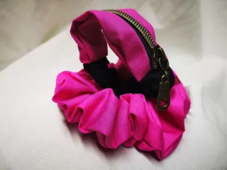 Conjunto Pulsera Monedero y Coletero Rosa