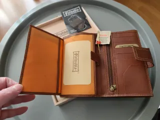 Monedero Pielnoble Marrón Mujer Nuevo, sin uso.