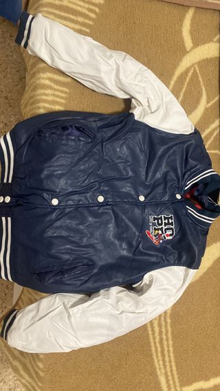 Chaqueta estilo universitario azul y blanco