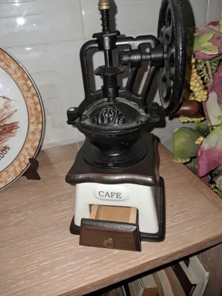 Molinillo de café antiguo decorativo