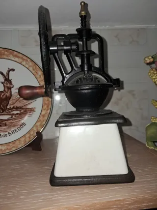 Molinillo de café antiguo decorativo