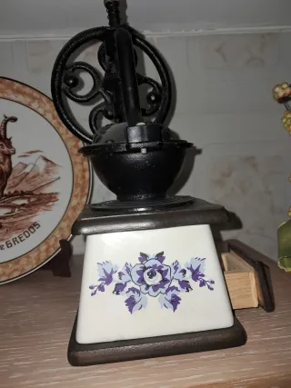 Molinillo de café antiguo decorativo