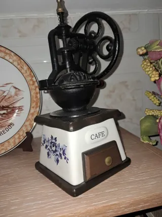 Molinillo de café antiguo decorativo