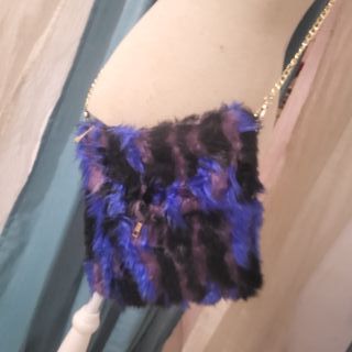 Bolso pelo sintético rayas negro/morado