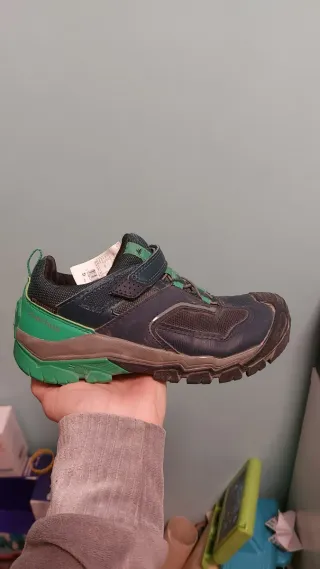 Zapatos de montaña azules y verdes