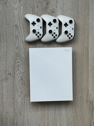 Xbox One X Blanca + 3 Mandos