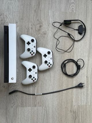 Xbox One X Blanca + 3 Mandos