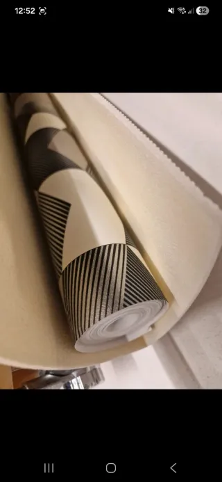 Carta da parati geometrica grigio e bianco.