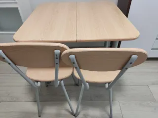 Tavolo e 2 Sedie Pieghevoli in Legno