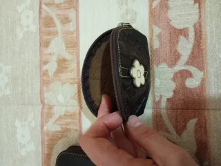 Lote: Monederos, Muñeca, Toalla y Maniquí