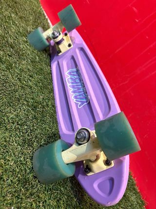 Patinete morado con ruedas verdes